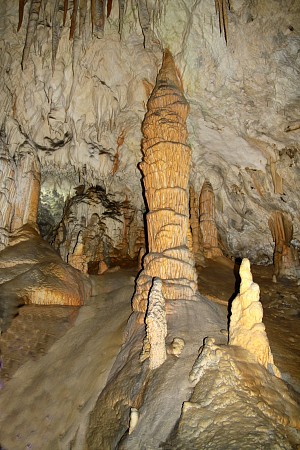 Jeskynní prostor se stalagmity a krápníkovými útvary