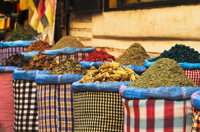 Pestrobarevné pytle plné různých koření vystavené na tradičním orientálním trhu