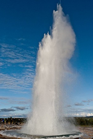 ilný výtrysk gejzíru stoupající vysoko k obloze