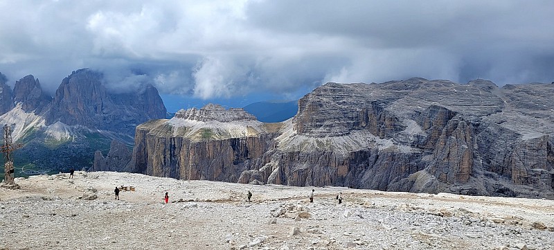 Rozsáhlá kamenitá plošina vysoko v horách