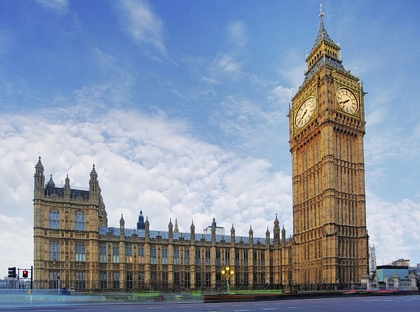 Budova britského parlamentu s hodinovou věží Big Ben v Londýně