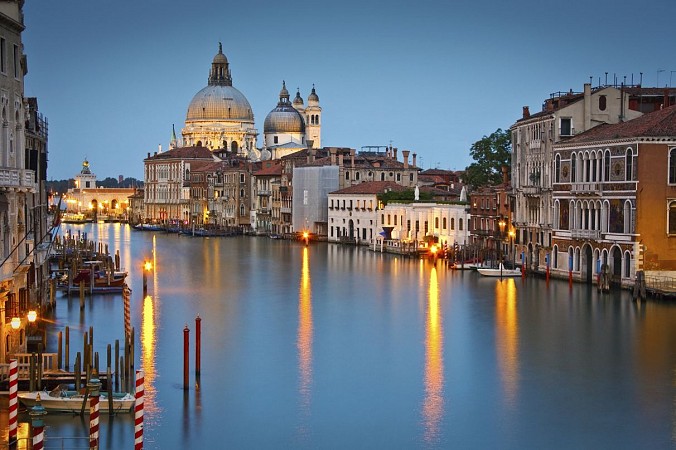 Canal Grande v Benátkách s bazilikou Santa Maria della Salute při večerním osvětlení