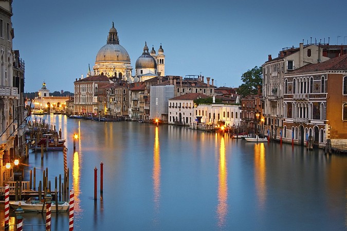 Grand Canal v Benátkách se ve večerním světle odráží na hladině
