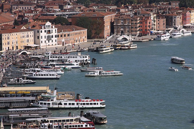 Přístavní nábřeží v Benátkách s loděmi a historickými budovami