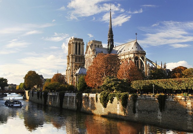 Katedrála Notre-Dame v Paříži u řeky Seiny