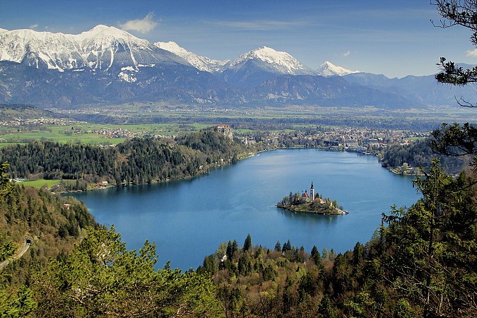 Jezero Bled s malebným ostrovem a kostelem uprostřed