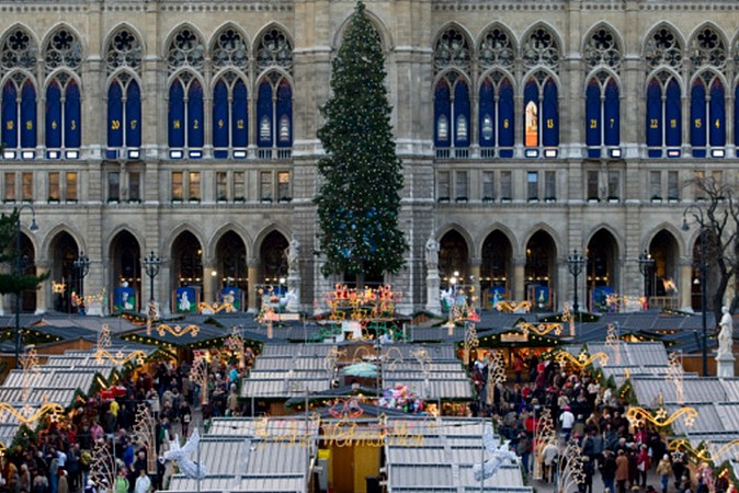 Adventní trhy s vánočním stromem u vídeňské radnice