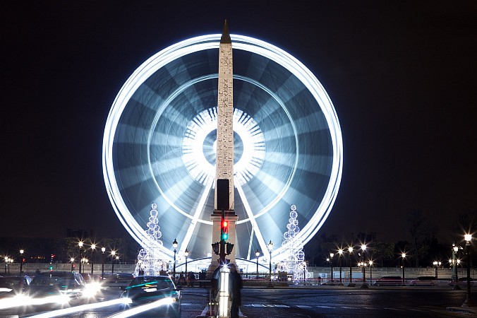 Paříž, velké vyhlídkové kolo na náměstí Concorde v noci