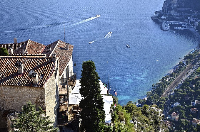 Pohled z výšky na středomořské pobřeží s domy a loděmi na moři