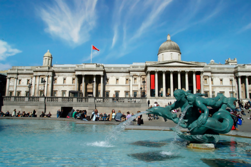 Národní galerie na Trafalgarském náměstí v Londýně s fontánou