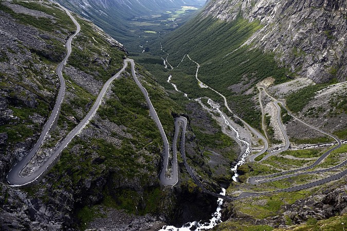 Strmá horská silnice Trollstigen v Norsku s mnoha prudkými zatáčkami