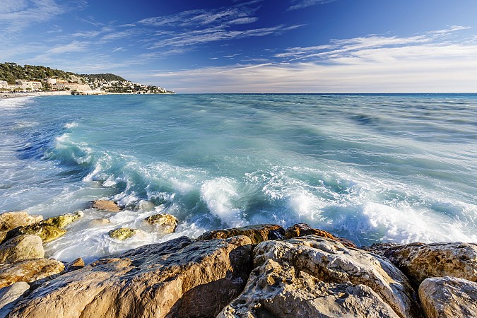 Mořské vlny narážející na skalnaté pobřeží