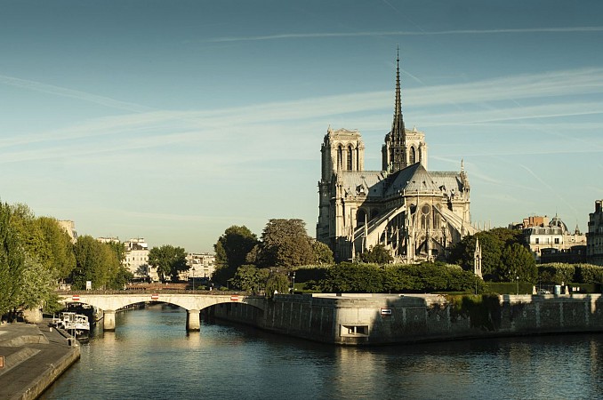 Paříž, katedrála Notre-Dame u řeky Seiny