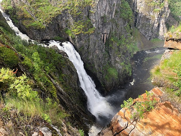 Vodopád Vøringsfossen padající do úzkého údolí v norské krajině
