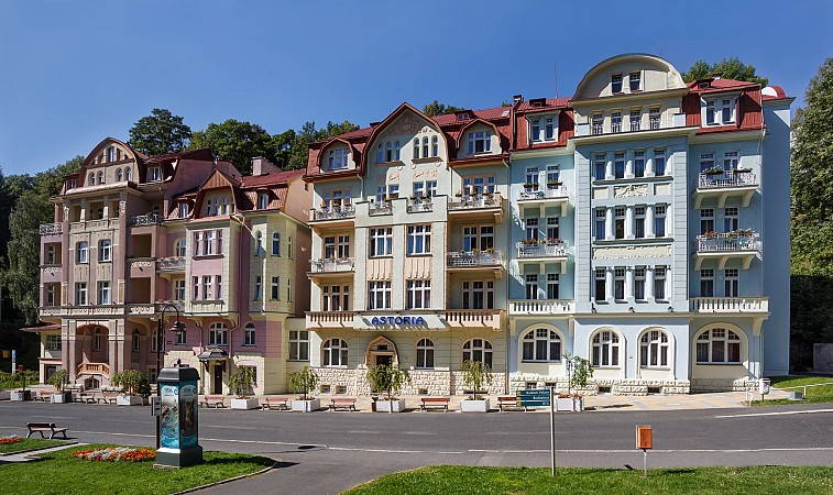 Lázeňský hotel s barevnými fasádami