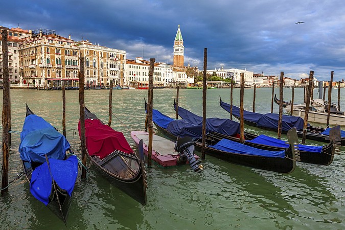 Benátky, gondoly zakotvené na Canal Grande s výhledem na kostel San Giorgio Maggiore