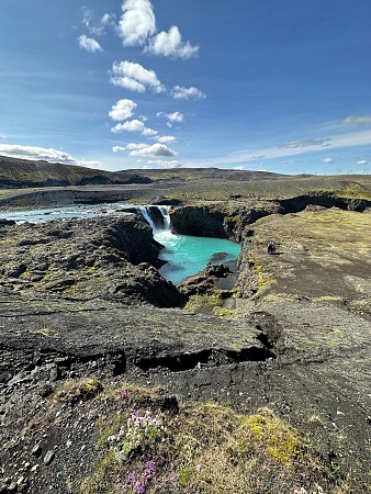 Malé jezírko s tyrkysově zbarvenou vodou uprostřed kamenité krajiny