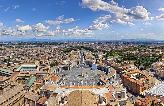 Rozsáhlé náměstí lemované kolonádami ve tvaru půlkruhu