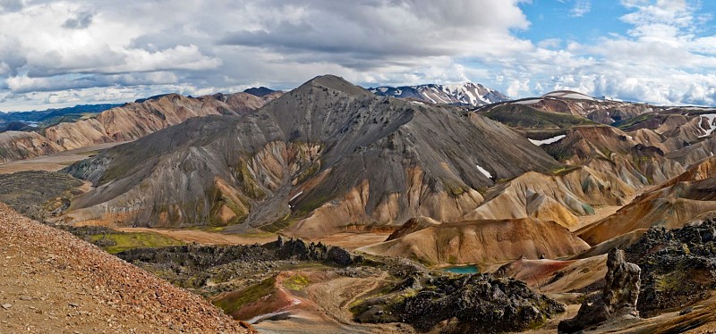 Barevné horské svahy s různými odstíny hnědé, oranžové a zelené