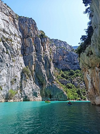 Úzká zátoka s vysokými skalními stěnami a tyrkysovou vodou