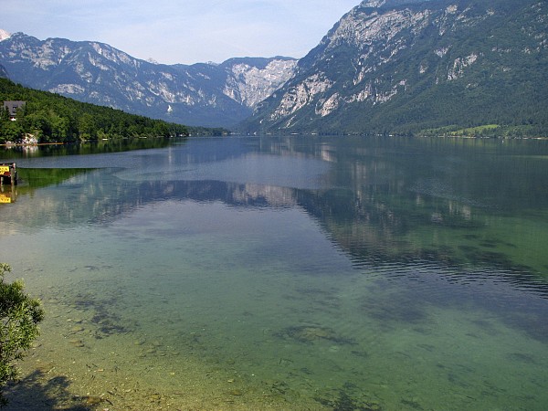 Jezero Bohinj s klidnou průzračnou vodou