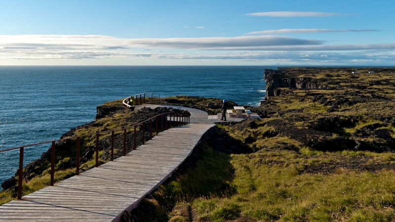 Dřevěná stezka vedoucí po pobřežní skále k vyhlídce nad oceánem