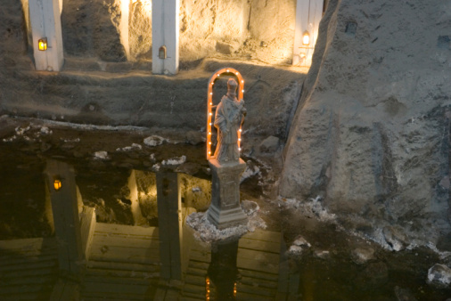 Podzemní jezírko s dřevěnou konstrukcí v solném dole Wieliczka u Krakova