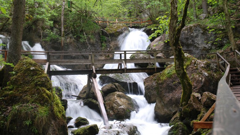 Soutěska Steinwandklamm se zastávkou u vodopádů Myrafälle 2