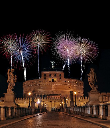Řím, most Ponte Sant’Angelo a Castel Sant’Angelo s ohňostrojem