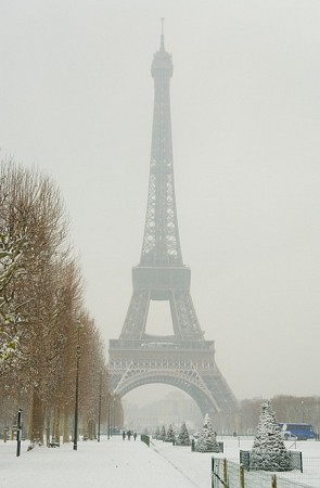Paříž, Eiffelova věž v zimě obklopená sněhem a mlhou